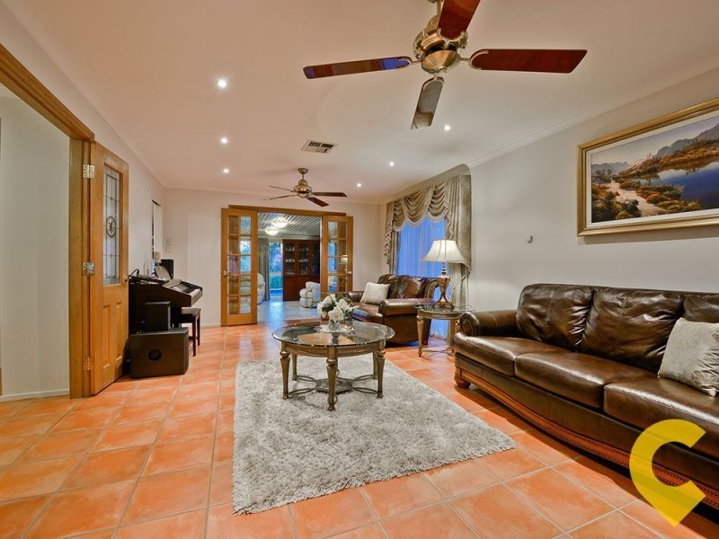 37 Golden Oak Crescent, Carindale QLD 4152