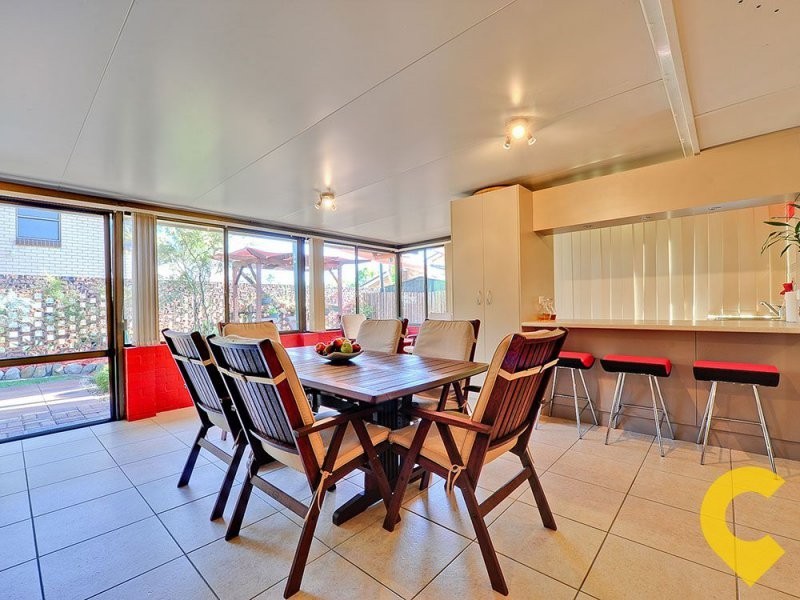 27 Bedivere Street, Carindale QLD 4152