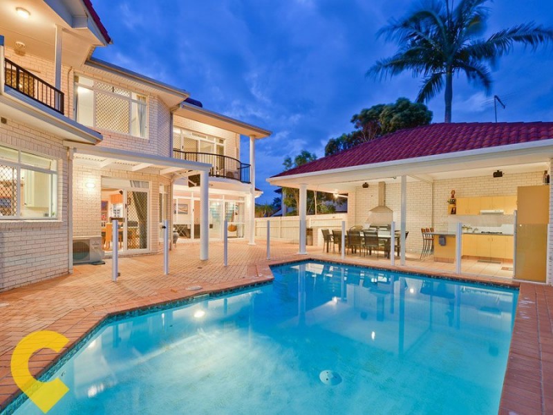 11 Windsor Place, Carindale QLD 4152