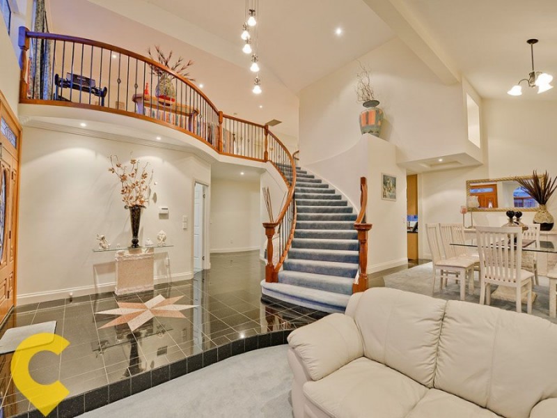 11 Windsor Place, Carindale QLD 4152