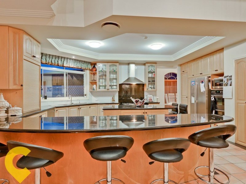 11 Windsor Place, Carindale QLD 4152