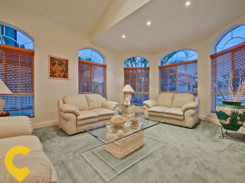 11 Windsor Place, Carindale QLD 4152