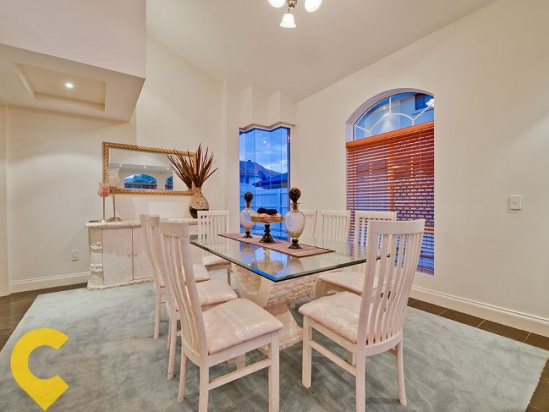 11 Windsor Place, Carindale QLD 4152