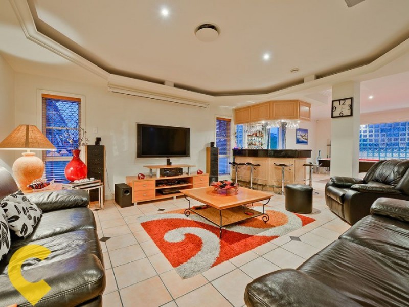 11 Windsor Place, Carindale QLD 4152