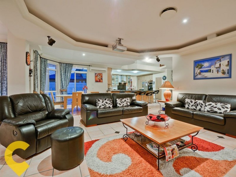 11 Windsor Place, Carindale QLD 4152