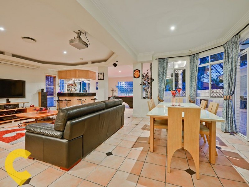 11 Windsor Place, Carindale QLD 4152