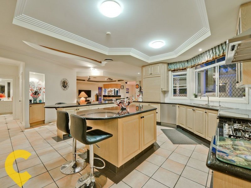 11 Windsor Place, Carindale QLD 4152