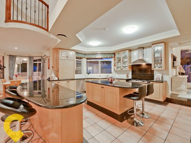 11 Windsor Place, Carindale QLD 4152