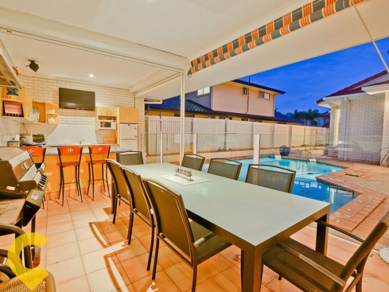 11 Windsor Place, Carindale QLD 4152