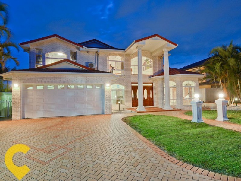 11 Windsor Place, Carindale QLD 4152