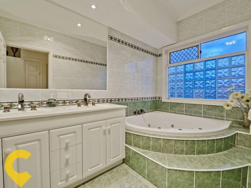 11 Windsor Place, Carindale QLD 4152