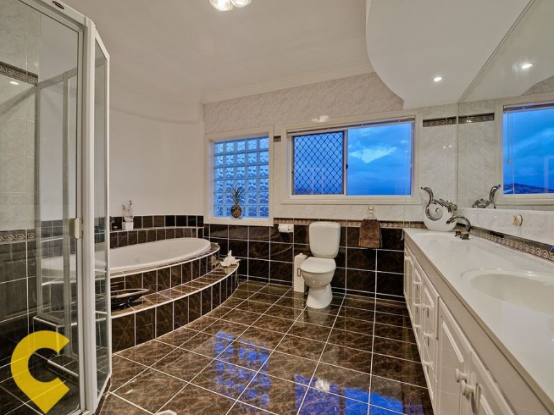 11 Windsor Place, Carindale QLD 4152