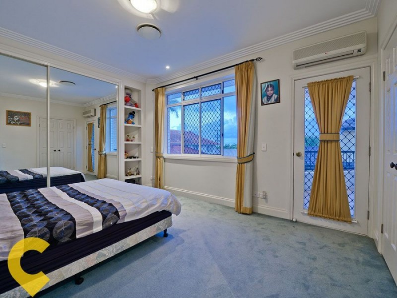 11 Windsor Place, Carindale QLD 4152