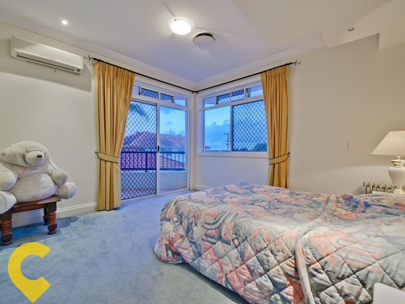 11 Windsor Place, Carindale QLD 4152