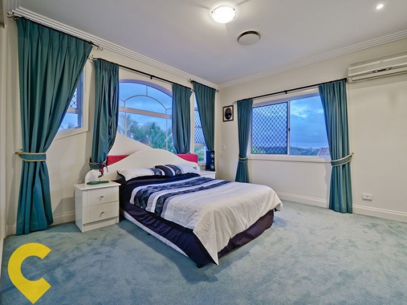 11 Windsor Place, Carindale QLD 4152