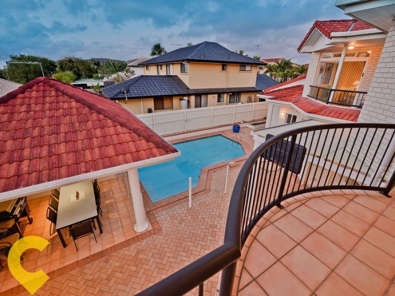 11 Windsor Place, Carindale QLD 4152