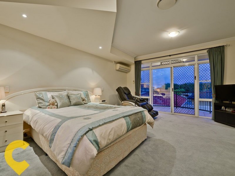 11 Windsor Place, Carindale QLD 4152