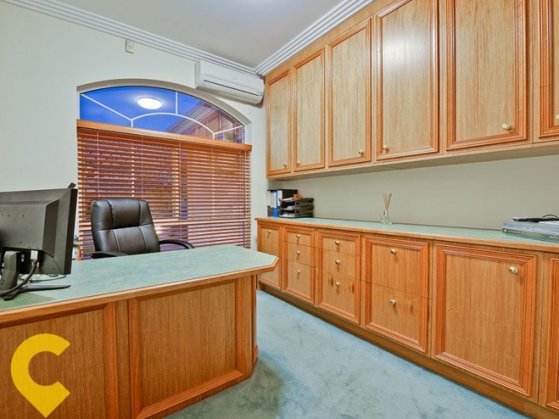 11 Windsor Place, Carindale QLD 4152