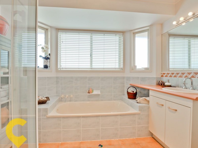 33 Mindona Street, Wishart QLD 4122