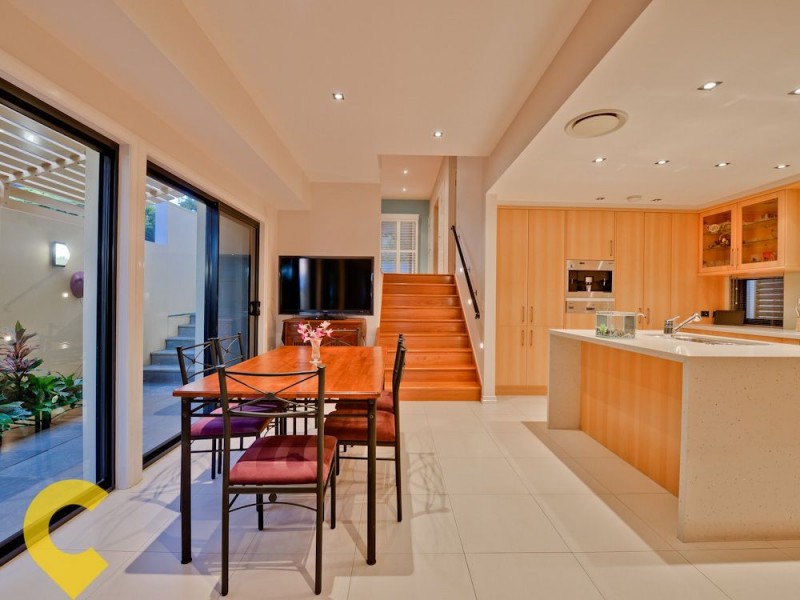 77 Newman Avenue, Camp Hill QLD 4152