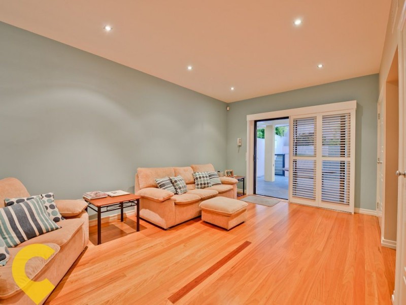 77 Newman Avenue, Camp Hill QLD 4152