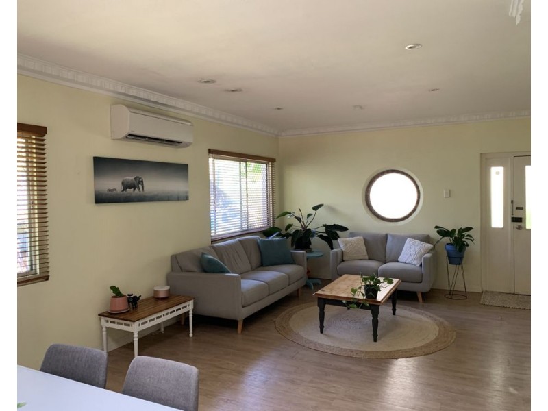 27 Sterculia Ave, Holland Park West QLD 4121