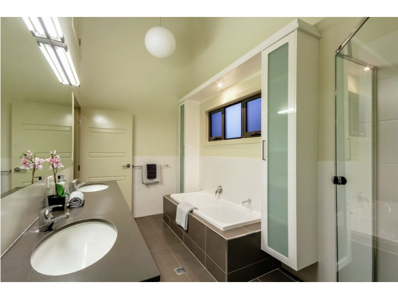 25 Wordsworth Street, Norman Park QLD 4170