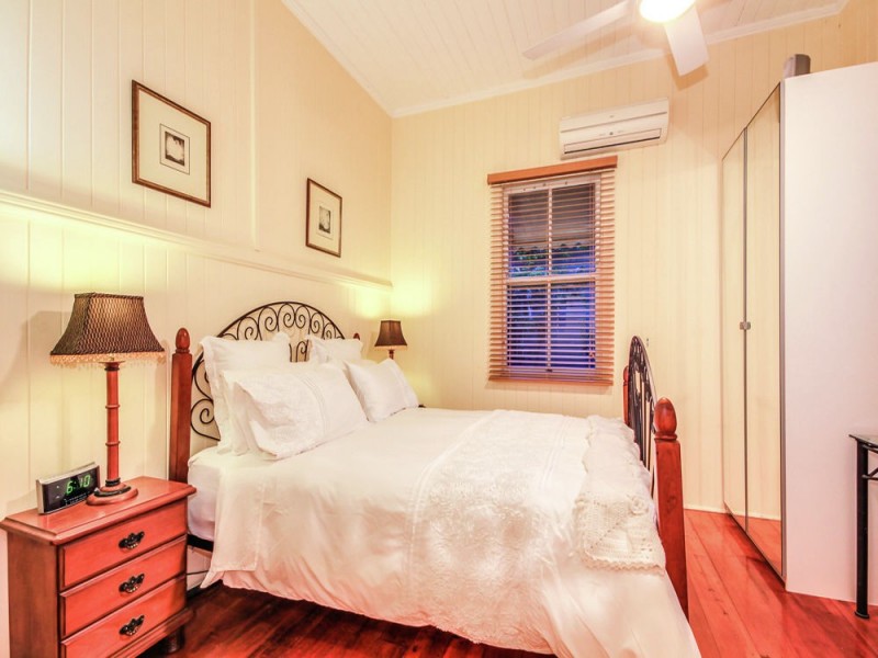15 St Leonards Street, Coorparoo QLD 4151