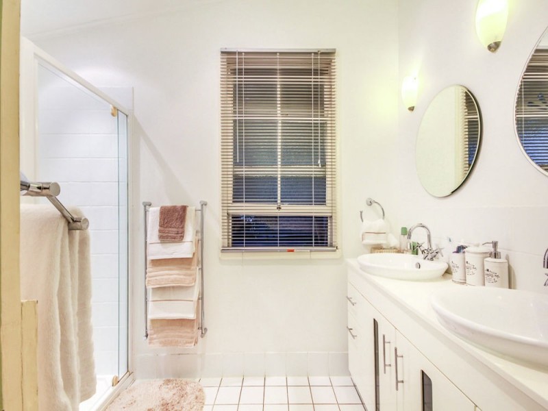 15 St Leonards Street, Coorparoo QLD 4151