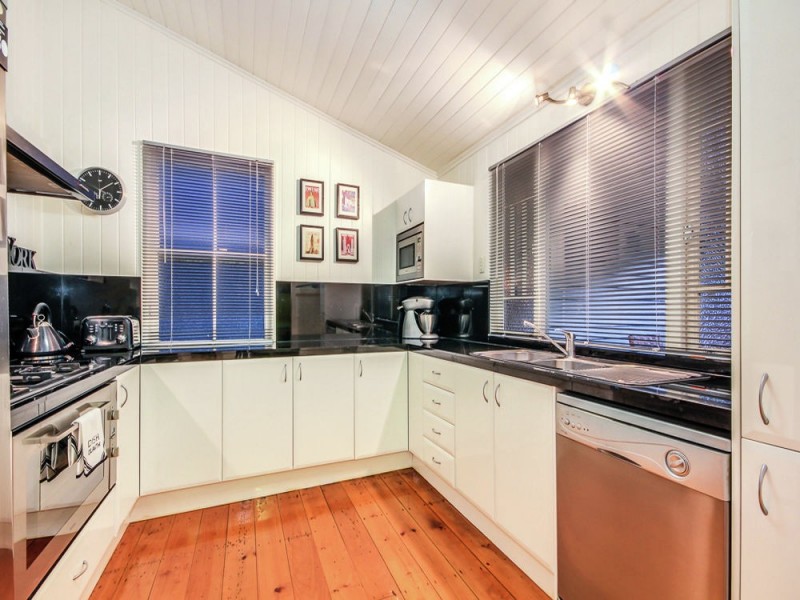 15 St Leonards Street, Coorparoo QLD 4151