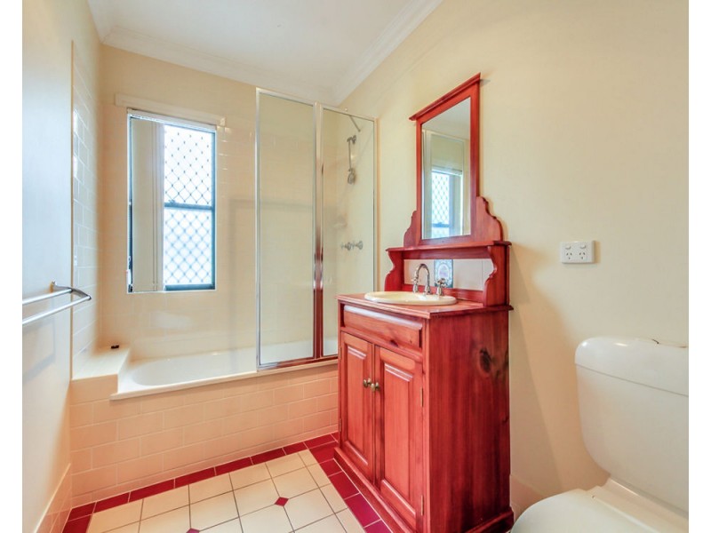 2/70 Overend Street, Norman Park QLD 4170