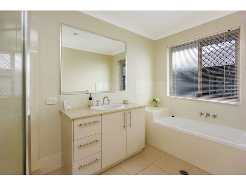 8 Violet Avenue, Springfield Lakes QLD 4300