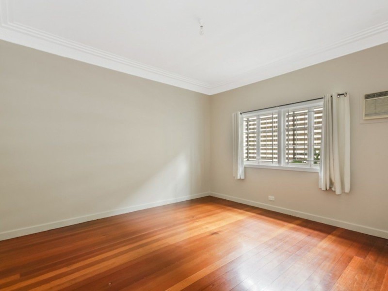 10 Newcross Street, Indooroopilly QLD 4068