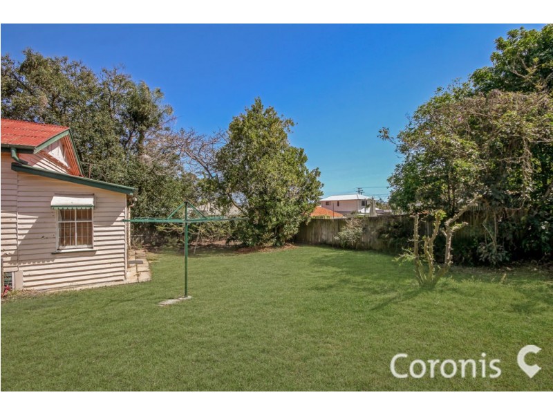10 Tarn Street, Fairfield QLD 4103