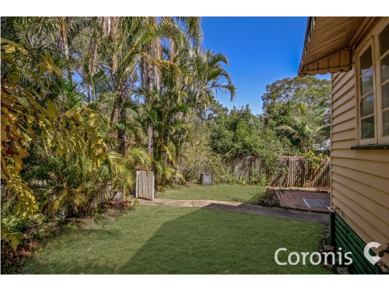 10 Tarn Street, Fairfield QLD 4103