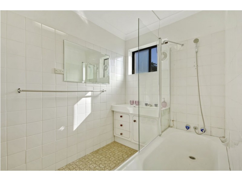 2/17 Logan Street, Greenslopes QLD 4120