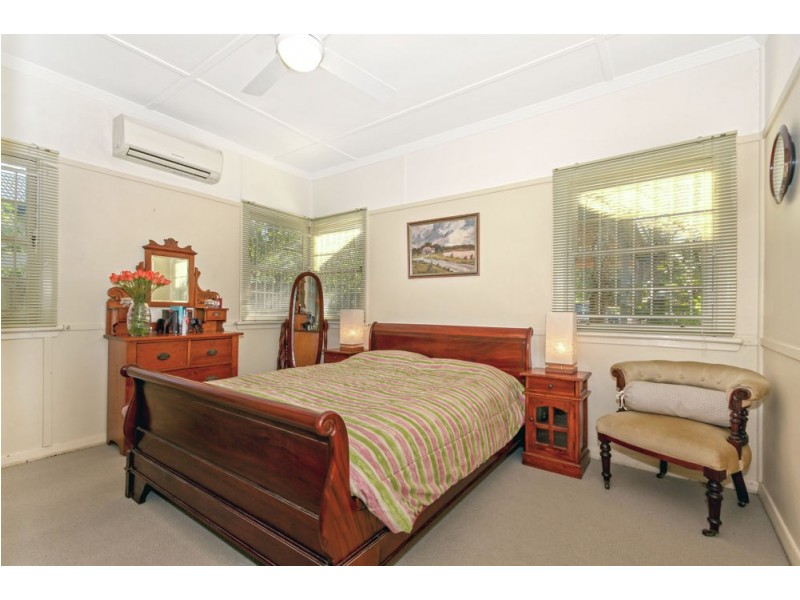 11 Rowton Street, Holland Park QLD 4121