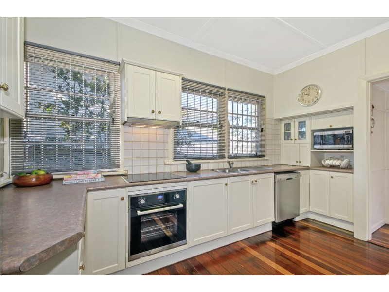 11 Rowton Street, Holland Park QLD 4121