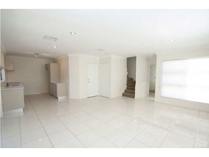 2/17 Hilltop Court, Carina QLD 4152