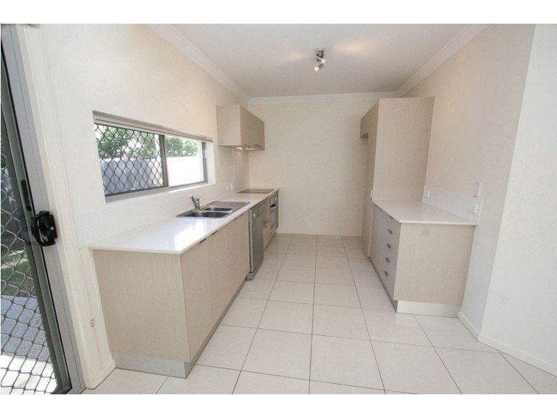 2/17 Hilltop Court, Carina QLD 4152