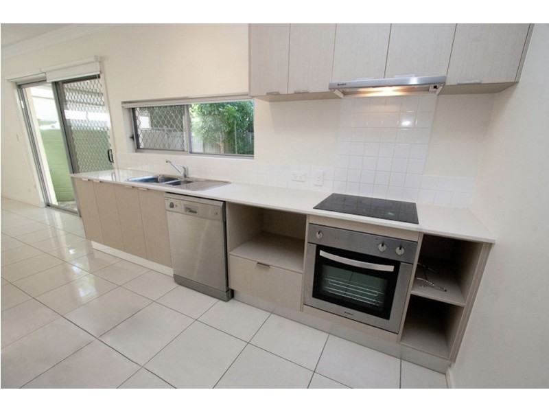 2/17 Hilltop Court, Carina QLD 4152