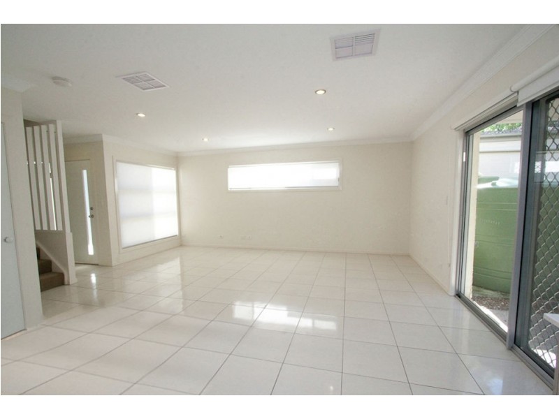 2/17 Hilltop Court, Carina QLD 4152