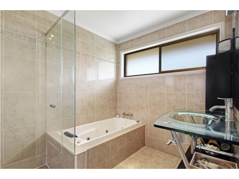 6 Lindisfarne Street, Carindale QLD 4152