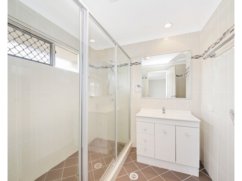 2 Holland Place, Carindale QLD 4152