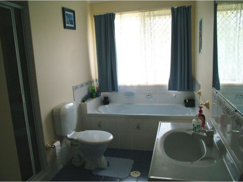 1 Hereford Crescent, Carindale QLD 4152