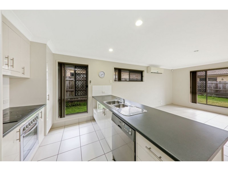 8 Lilly Pilly Street, Heathwood QLD 4110