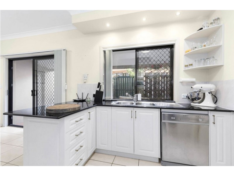 2/19 Daniells Street, Carina QLD 4152