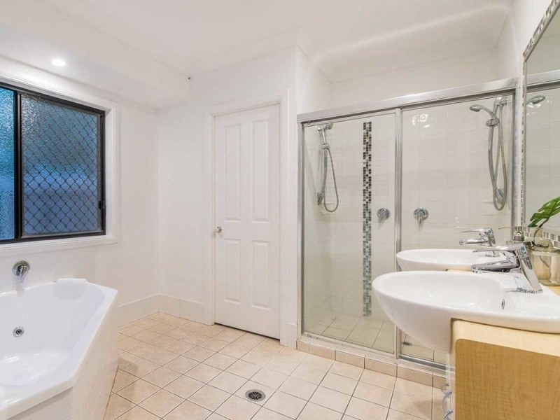 9 Brossard Court, Mansfield QLD 4122