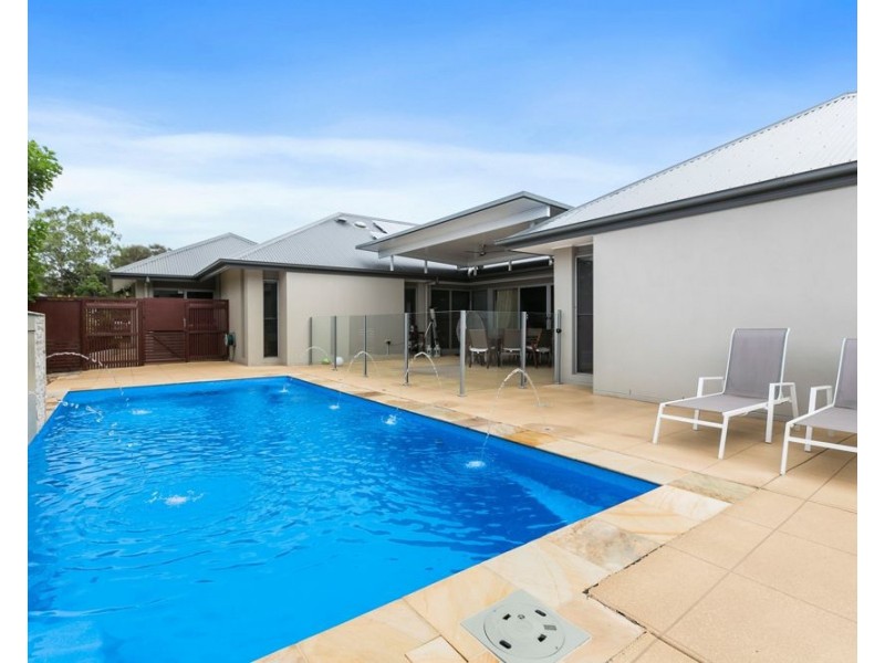 8 Thomson Place, Wakerley QLD 4154