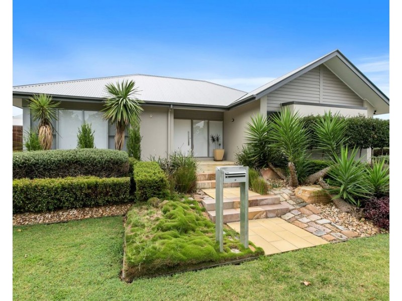 8 Thomson Place, Wakerley QLD 4154